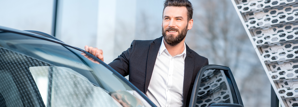 Miljoenennota 2027 man stapt bij kantoor in zijn zakelijke auto