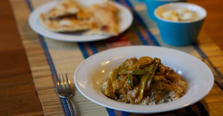 Bord curry tikka masala op tafel